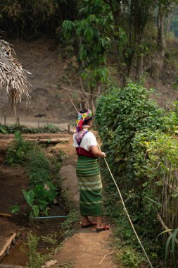 Huay Pu Keng, Tayland - 22 Mart 2019: Huay Pu Keng köyündeki Padaung kadın. Boynunda pirinçten bobinler olan güzel bir kadın portresi.