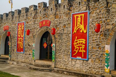 Pai, Tayland - 23 Mart 2019: Santichon Çin Köyü, Yunan Kültür Köyü. Tipik turistler Tayland 'ın kuzeyinde Mae Hong Son' da çay ve domuz eti dezenfekte ediyorlar..