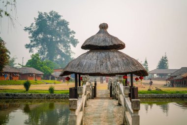 Pai, Tayland - 23 Mart 2019: Santichon Çin Köyü, Yunan Kültür Köyü. Tipik turistler Tayland 'ın kuzeyinde Mae Hong Son' da çay ve domuz eti dezenfekte ediyorlar..
