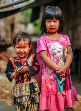 Mae Hong Son, Tayland - 23 Mart 2019: Asyalı Lisu sokak çocuğunun portresi. Lisu halkı, Burma, Çin, Tayland ve Hindistan 'da bulunan Tibeto-Burman etnik azınlık grubudur.