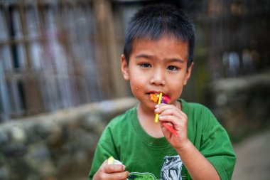 Mae Hong Son, Tayland - 23 Mart 2019: Asyalı Lisu sokak çocuğunun portresi. Lisu halkı, Burma, Çin, Tayland ve Hindistan 'da bulunan Tibeto-Burman etnik azınlık grubudur.