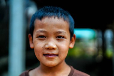 Mae Hong Son, Tayland - 23 Mart 2019: Asyalı Lisu sokak çocuğunun portresi. Lisu halkı, Burma, Çin, Tayland ve Hindistan 'da bulunan Tibeto-Burman etnik azınlık grubudur.