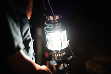 Tham Lot 'taki petrol feneri Kuzey Tayland' da ahşap bir salda mağarada. Parlayan lamba.