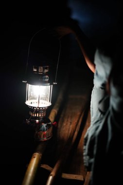 Tham Lot 'taki petrol feneri Kuzey Tayland' da ahşap bir salda mağarada. Parlayan lamba.