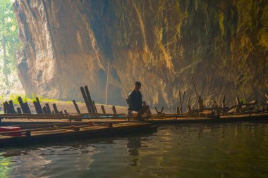 Sop Pong, Tayland - 23 Mart 2019 Kuzey Tayland 'daki Tham Lot kayalık mağarasında tahta bot sürücüsü silueti. Mağaraların yakınındaki güzel orman ve doğa