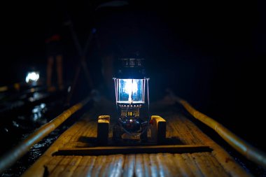 Tham Lot 'taki petrol feneri Kuzey Tayland' da ahşap bir salda mağarada. Parlayan lamba.