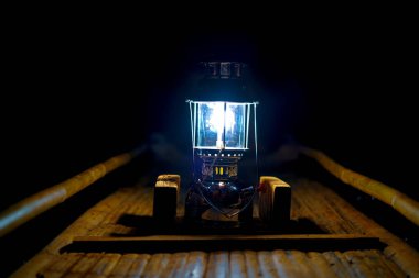 Tham Lot 'taki petrol feneri Kuzey Tayland' da ahşap bir salda mağarada. Parlayan lamba.