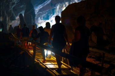 Sop Pong, Tayland - 23 Mart 2019: Kuzey Tayland 'daki Tham Lot kayalık mağarasında yürüyen turistler.
