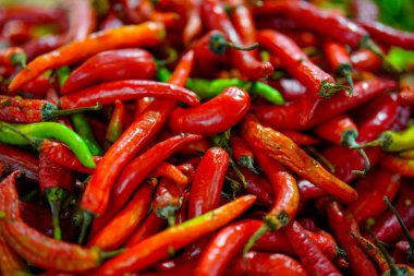 Pazar vitrininde taze kırmızı biber. Chili biberi birçok mutfakta kullanılır. 