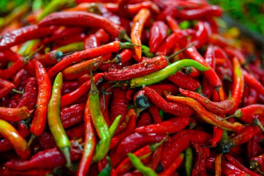 Piyasada taze kırmızı ve yeşil biber var. Chili biberi birçok mutfakta kullanılır. 