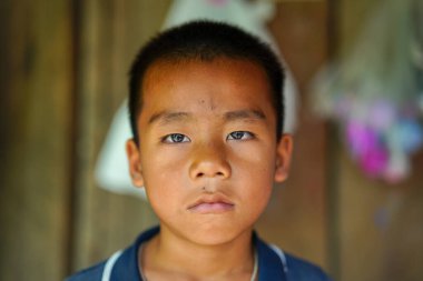 Mae Hong Son, Tayland - 23 Mart 2019: Asyalı Lisu sokak çocuğunun portresi. Lisu halkı, Burma, Çin, Tayland ve Hindistan 'da bulunan Tibeto-Burman etnik azınlık grubudur.