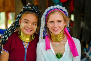 Huay Pu Keng, Tayland - 22 Mart 2019 Huay Pu Keng köyündeki uzun boyunlu Asyalı Kayan Padaung kadın ve Polonyalı sarışın turist. Boynunda pirinçten bobinler olan güzel bir kadın portresi