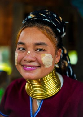 Huay Pu Keng, Tayland - 22 Mart 2019 Huay Pu Keng köyünde gülümseyen uzun boyunlu Kayan Padaung kadın. Boynunda pirinçten bobinler olan güzel bir kadın portresi.
