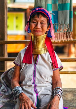 Myanmar, Burma - 22 Mart 2019: Myanmar, Burma 'da gülümseyen uzun boyunlu Kayan Padaung kadın. Boynunda pirinçten bobinler olan güzel bir kadın portresi.