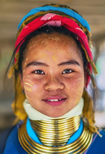 Huay Pu Keng, Tayland - 22 Mart 2019: Huay Pu Keng köyünde gülümseyen uzun boyunlu Kayan Padaung kadın. Boynunda pirinçten bobinler olan güzel bir kadın portresi.