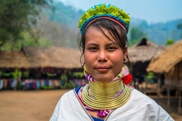 Huay Pu Keng, Tayland - 22 Mart 2019: Huay Pu Keng köyünde gülümseyen uzun boyunlu Kayan Padaung kadın. Boynunda pirinçten bobinler olan güzel bir kadın portresi.