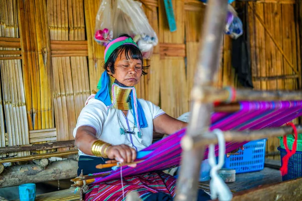 Huay Pu Keng, Tayland - 22 Mart 2019: Kabile köyünde dikiş diken uzun boyunlu Kayan Padaung kadını. Boyunluk takan güzel bir kadın portresi.
