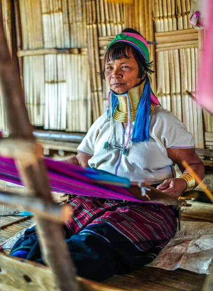 Huay Pu Keng, Tayland - 22 Mart 2019: Kabile köyünde dikiş diken uzun boyunlu Kayan Padaung kadını. Boyunluk takan güzel bir kadın portresi.