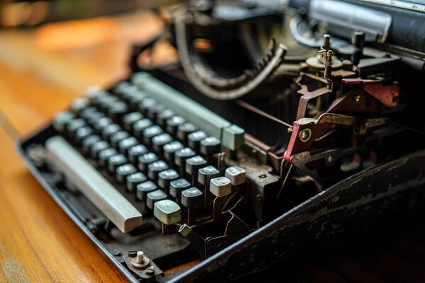 Старая механическая настольная машинка. Чёрный цвет
.