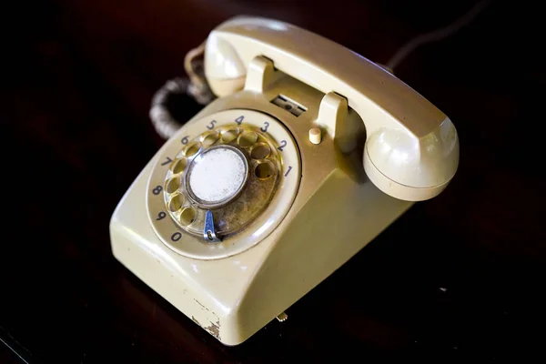 Telefone Branco Velho Com Fundo Preto — Fotografia de Stock