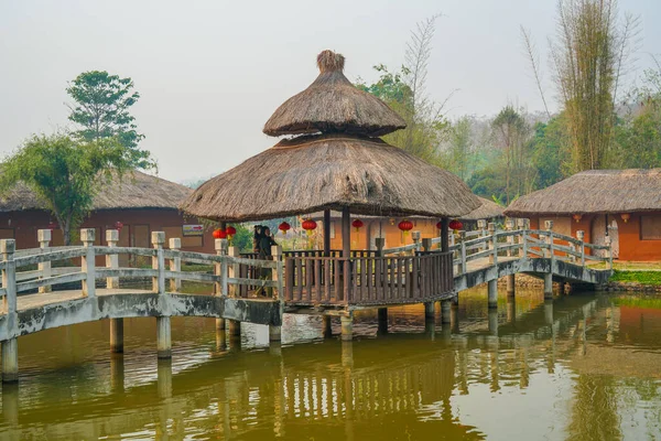 Pai, Tayland - 23 Mart 2019: Santichon Çin Köyü, Yunan Kültür Köyü. Tipik turistler Tayland 'ın kuzeyinde Mae Hong Son' da çay ve domuz eti dezenfekte ediyorlar..