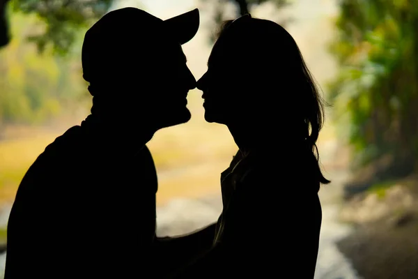 Jeune Couple Amoureux Embrasser Dans Parc — Photo