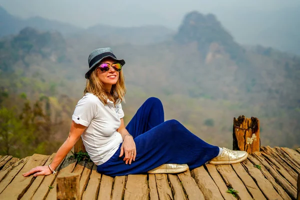 Genç ve güzel bir kadın dağlarda