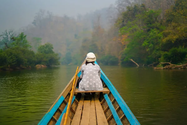 Small Wooden Boat Navigating Wild Tropical River Green Jungle Woman — Stock Photo, Image