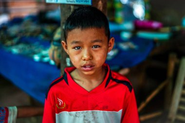 Mae Hong Son, Tayland - 23 Mart 2019: Asyalı Lisu sokak çocuğunun portresi. Lisu halkı, Burma, Çin, Tayland ve Hindistan 'da bulunan Tibeto-Burman etnik azınlık grubudur.