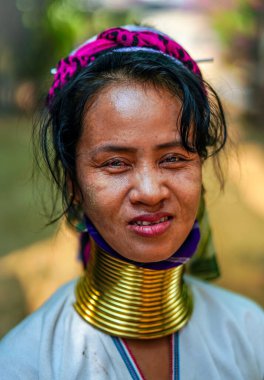 Huay Pu Keng, Tayland - 22 Mart 2019: Huay Pu Keng köyünde gülümseyen uzun boyunlu Kayan Padaung kadın. Boynunda pirinçten bobinler olan güzel bir kadın portresi.