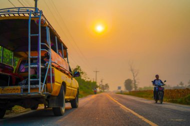 Mae Sariang, Tayland - 25 Mart 2019: Sarı safari arabası sabahın erken saatlerinde gün doğumuyla yola çıktı. Turist taşımacılığı, etnik azınlıkları ziyaret etmek üzere Tayland 'ın kuzeyinde tura rehberlik etti.