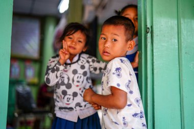 Mae Hong Son, Tayland - 25 Mart 2019: Mae Hong Son 'da Tayland' ın kuzeyindeki etnik azınlıktan Asyalı öğrenciler. Burma sınırı yakınlarındaki mülteci kampında genç öğrenciler..