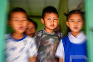 Mae Hong Son, Tayland - 25 Mart 2019: Mae Hong Son 'da Tayland' ın kuzeyindeki etnik azınlıktan Asyalı öğrenciler. Burma sınırı yakınlarındaki mülteci kampında genç öğrenciler..