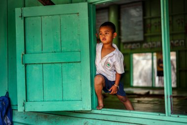 Mae Hong Son, Tayland - 25 Mart 2019: Mae Hong Son 'da Tayland' ın kuzeyindeki etnik azınlığın öğrencileri. Burma sınırı yakınlarındaki mülteci kampında genç öğrenciler..
