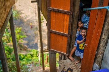 Mae Hong Son, Tayland - 25 Mart 2019: Asyalı çocuklar