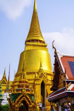 Bangkok, Tayland - 3 Nisan 2019: Altın Anıtlar ve Zümrüt Buda Tapınağı, Wat Phra Kaew, Tayland Kraliyet Sarayı. Siyam Kralları 'nın resmi konutu. Müze, kalabalık, turistler