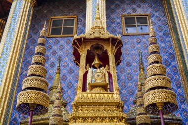 Bangkok, Tayland - 3 Nisan 2019: Altın Anıtlar ve Zümrüt Buda Tapınağı, Wat Phra Kaew, Tayland Kraliyet Sarayı. Siyam Kralları 'nın resmi konutu. Müze, kalabalık, turistler