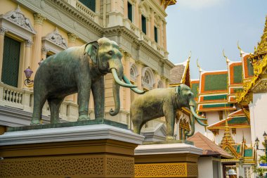 Altın heykel ve fil heykelleri