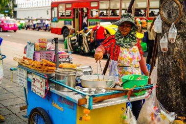 Bangkok, Tayland - 17 Mart 2019: Bangkok, Tayland 'daki tipik sokak gıda pazarı