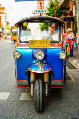 Bangkok, Tayland - 17 Mart 2019 Tuk tuk, oto çekçek, Bangkok, Tayland sokaklarında ünlü şehir ulaşımı.