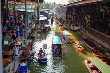 Damnoen Saduak, Tayland - 18 Mart 2019: Damnoen Saduak Tayland 'da Bangkok yakınlarında yüzen ünlü bir pazar