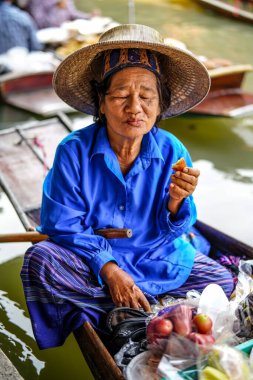 Damnoen Saduak, Tayland - 18 Mart 2019: Damnoen Saduak Tayland 'da Bangkok yakınlarında yüzen ünlü bir pazar