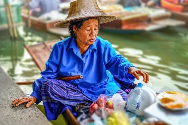 Damnoen Saduak, Tayland - 18 Mart 2019: Damnoen Saduak Tayland 'da Bangkok yakınlarında yüzen ünlü bir pazar