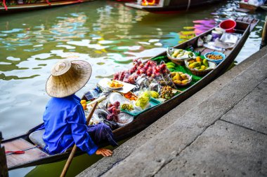 Damnoen Saduak, Tayland - 18 Mart 2019: Damnoen Saduak Tayland 'da Bangkok yakınlarında yüzen ünlü bir pazar