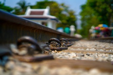 Tren rayları çakıl taşlarıyla kapanır. Tren hatlarını gösteren görüntü inşaat ve tren ulaşımı
