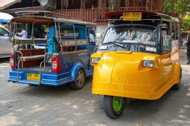 Bangkok, Tayland - 17 Mart 2019 Tuk tuk, oto çekçek, Bangkok, Tayland sokaklarında ünlü şehir ulaşımı.