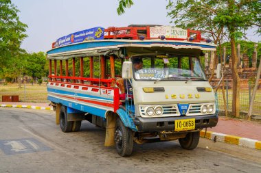 Sukhothai, Tayland - 22 Mart 2019: Tayland 'da turist taşıyan eski renkli taksi minibüsü