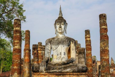 Sukhothai, Tayland - 20 Mart 2019 Sukhothai Wat Mahathat tarihi tapınağındaki dev Buda heykelleri. Unesco sitesi.