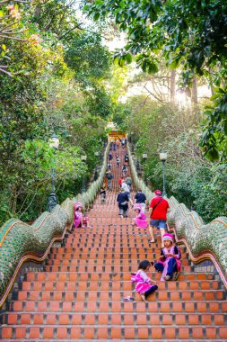 Chiang Mai, Tayland - 21 Mart 2019: Wat Phrathat tapınağının merdivenleri, Doi Suthep dağları, Chiang Mai, Tayland