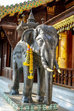 Bangkok, Tayland - 21 Mart 2019: Zümrüt Buddha Tapınağı 'nda fil heykeli ve heykel, Wat Phra Kaew, Tayland Kraliyet Sarayı.